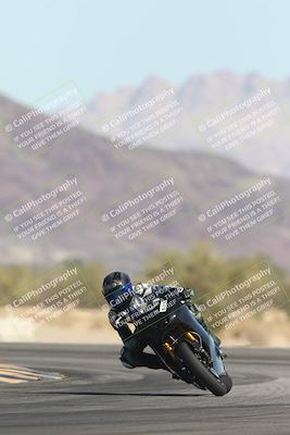 media/Oct-30-2025-Racers Edge (Thu) [[dabbdaf680]]/3-B Group/Session 2 (Turn 14)/